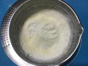 筛入低筋面粉、奶粉、杏仁粉，用刮刀翻拌均匀至无干粉状。