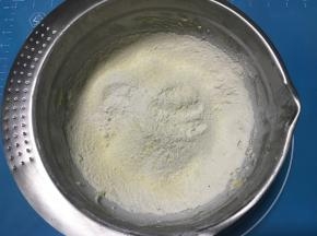 筛入低筋面粉、奶粉、杏仁粉，用刮刀翻拌均匀至无干粉状。