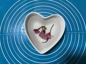 面团冷藏的时候将樱花用清水浸泡，绿豆沙馅分成2份，每份100克，用手搓圆备用。