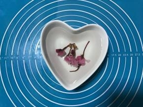 面团冷藏的时候将樱花用清水浸泡，绿豆沙馅分成2份，每份100克，用手搓圆备用。