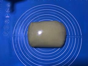 刚拌好的面团比较黏手，用保鲜膜将面团包裹好放冰箱冷藏1小时。