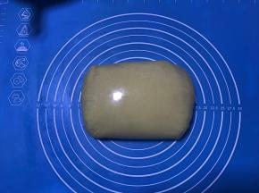 刚拌好的面团比较黏手，用保鲜膜将面团包裹好放冰箱冷藏1小时。