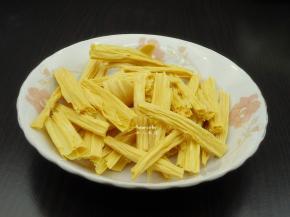 腐竹用厨房剪刀剪至3里面左右