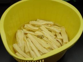 温水泡软腐竹；