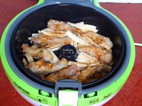 泡软的腐竹、炸鱼，放入锅中，然后放盐、酱油，适量清水；