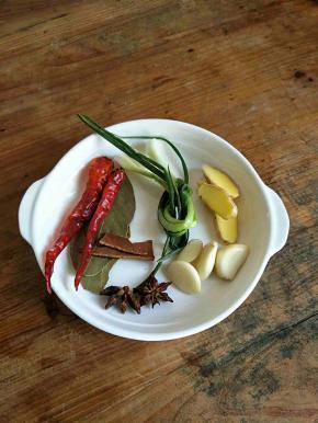 准备好葱姜蒜、八角、桂皮、干辣椒、香叶。