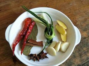 准备好葱姜蒜、八角、桂皮、干辣椒、香叶。