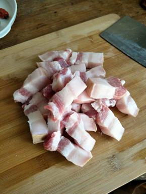 把五花肉切成小块，土豆去皮切滚刀。