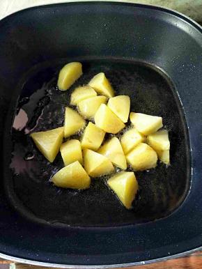 热锅热油，下土豆煸制表面焦黄盛出备用。