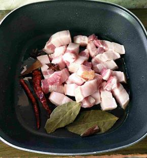 就着剩余的油下，五花肉、八角、干辣椒、桂皮，香叶，