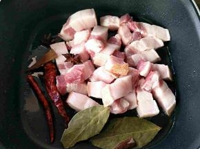 就着剩余的油下，五花肉、八角、干辣椒、桂皮，香叶，