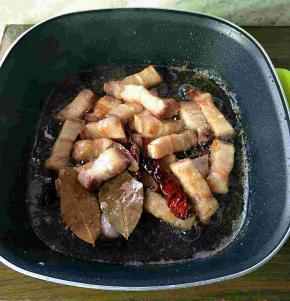 再加入半勺的白糖，让其上色。