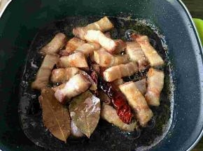 再加入半勺的白糖，让其上色。