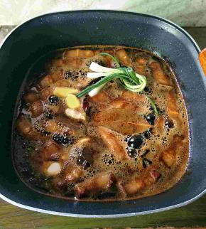 加入啤酒(啤酒能大大的缩短烧制的时间)、葱姜蒜、生抽，老抽还有剩余的糖，大火烧开。