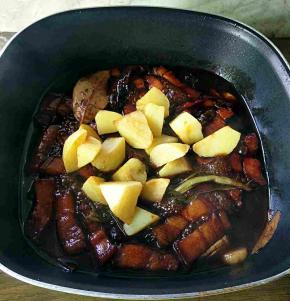 盖上盖子，小火25分钟，再下土豆。