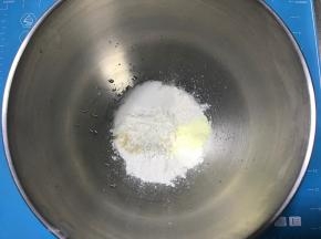 先来做吐司部分，由于面团较小，所以可以直接手工揉面，把除黄油以外的其他材料放入盆中，搅拌均匀揉至面团到扩展阶段。
