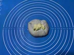 加入软化的黄油，通过摔打揉搓至面团的完全阶段。