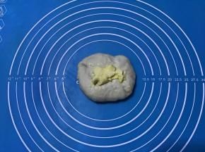 加入软化的黄油，通过摔打揉搓至面团的完全阶段。