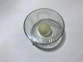 揉好的面团盖保鲜膜放温暖处进行第一次发酵。