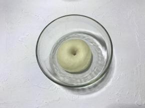 面团发酵到2倍大时，用食指蘸少量高粉，在面团上戳一个小洞，洞口不回缩不塌陷就说明第一次发酵结束。