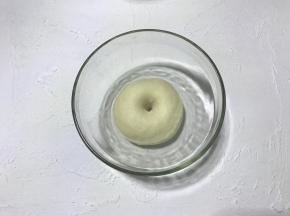 面团发酵到2倍大时，用食指蘸少量高粉，在面团上戳一个小洞，洞口不回缩不塌陷就说明第一次发酵结束。