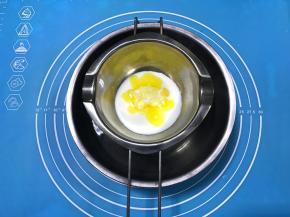 因为这个吐司不需要发的特别高，在二发10分钟的时候可以开始做巧克力蛋糕部分。牛奶和黄油隔热水溶化。