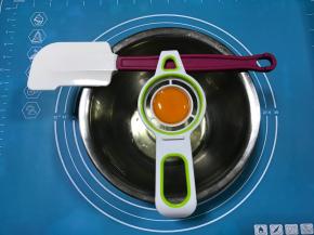 分离蛋白与蛋黄，注意蛋白盆无水无油无一丝丝蛋黄。