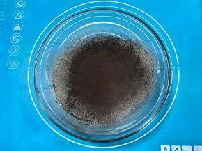 牛奶黄油液中筛入低粉和可可粉，用手动打蛋器N字型搅拌均匀，至无干粉状。