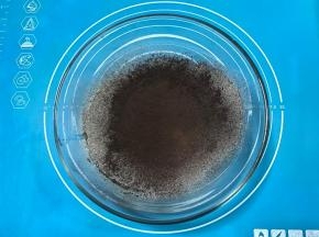 牛奶黄油液中筛入低粉和可可粉，用手动打蛋器N字型搅拌均匀，至无干粉状。