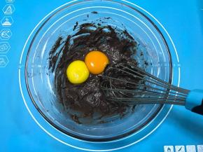 加入蛋黄，继续N字型搅拌均匀。