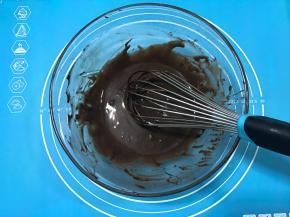 拌好的可可蛋黄糊放一旁备用。