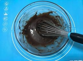 拌好的可可蛋黄糊放一旁备用。