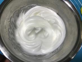 蛋白分3次加入细砂糖，用电动打蛋器打发至硬性。