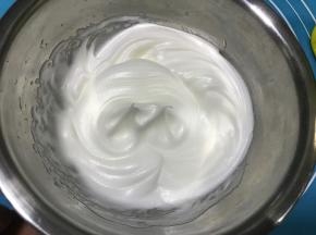 蛋白分3次加入细砂糖，用电动打蛋器打发至硬性。