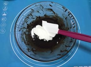取1/3蛋白到可可蛋黄糊中，切拌均匀。