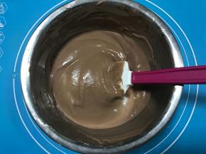 将拌好的可可蛋黄糊全部倒入蛋白糊中，翻拌均匀。