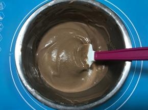 将拌好的可可蛋黄糊全部倒入蛋白糊中，翻拌均匀。