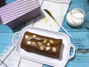 放入预热好的烤箱中，170度，上下火，35分钟左右即可。烤15分钟的时候在蛋糕表面划上一刀，撒上杏仁片。烤好之后立刻取出，放凉后切片。