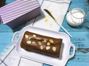 放入预热好的烤箱中，170度，上下火，35分钟左右即可。烤15分钟的时候在蛋糕表面划上一刀，撒上杏仁片。烤好之后立刻取出，放凉后切片。