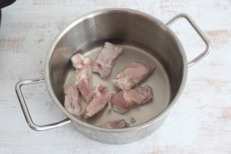 排骨冷水下锅，水开后，煮3-5分钟。