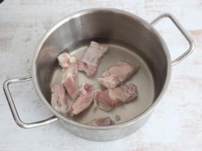 排骨冷水下锅，水开后，煮3-5分钟。
