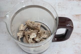 将焯烫好的排骨，放入养生壶中。: