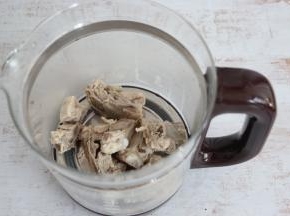 将焯烫好的排骨，放入养生壶中。: