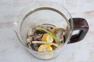 加入葱、姜、枸杞。