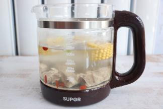 加入适量水，切记千万不要高出养生壶的最高水位线。