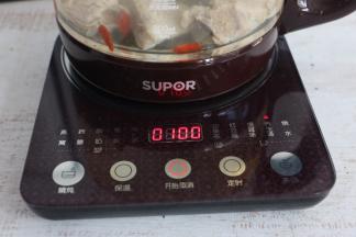 养生壶选择煮炖养生汤功能，1小时之后，程序结束，撒少许盐调味即可。