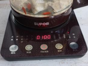养生壶选择煮炖养生汤功能，1小时之后，程序结束，撒少许盐调味即可。