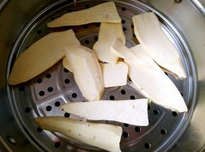 平铺在蒸锅中