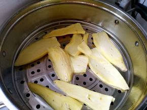 大火蒸到用筷子扎，能轻松穿透就熟了。