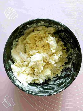 掺入少许面粉，这个步骤可以加入少许糖分，也可以不加，毕竟板栗薯是有很好的甜度的。